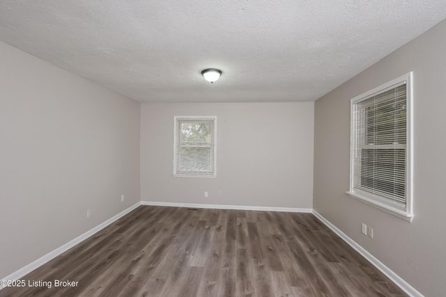 803 Candleglow Ct, Louisville, KY 40214