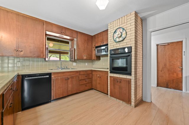 908 Vogel DR, Lockhart, TX 78644