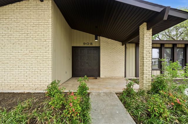 908 Vogel DR, Lockhart, TX 78644