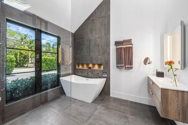 1275 N Swinton Avenue, Delray Beach, FL 33444
