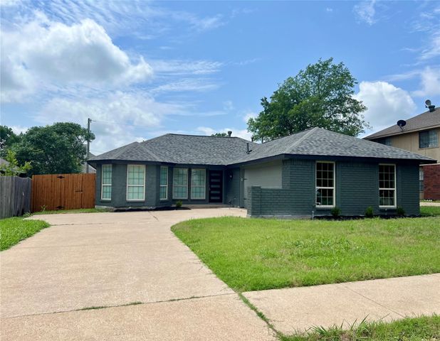 302 Mesa Wood Drive, Glenn Heights, TX 75154