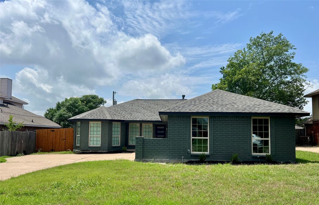 302 Mesa Wood Drive, Glenn Heights, TX 75154