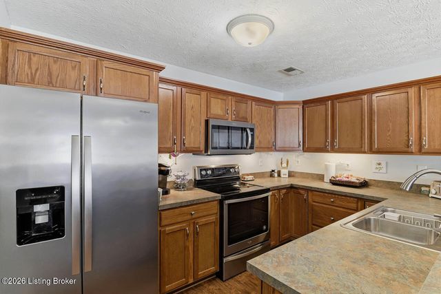 6623 Woods Mill Dr, Louisville, KY 40272