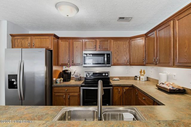 6623 Woods Mill Dr, Louisville, KY 40272