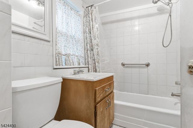 742 Avenue A, Bayonne City, NJ 07002