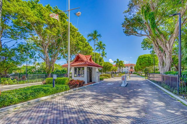 102 Half Moon Circle F2, Hypoluxo, FL 33462