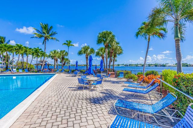 102 Half Moon Circle F2, Hypoluxo, FL 33462