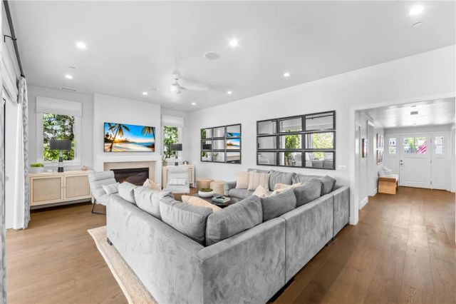 817 Main Street, Huntington Beach, CA 92648
