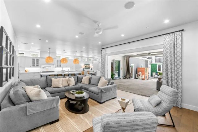817 Main Street, Huntington Beach, CA 92648