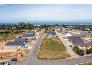 728 SEACREST Dr, Bandon, OR 97411