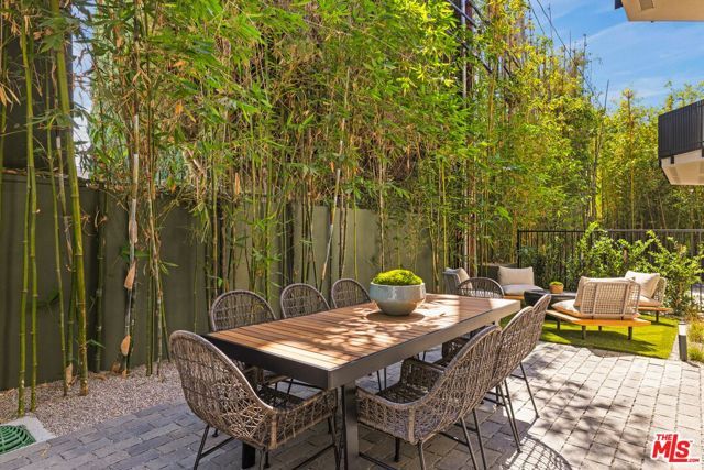 924 West Knoll Drive, West Hollywood, CA 90069