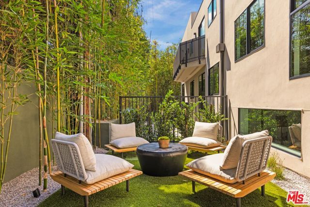 924 West Knoll Drive, West Hollywood, CA 90069