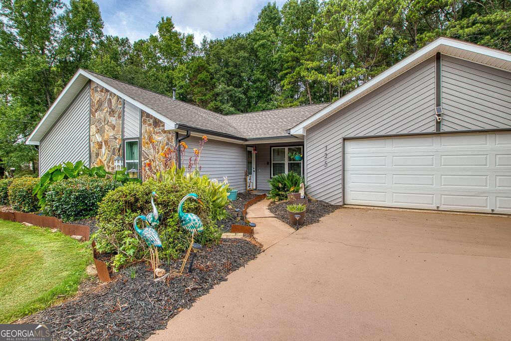 125 Grandchester Way, Fayetteville, GA 30215