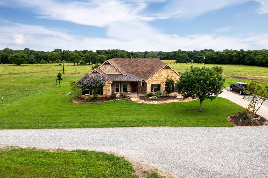 191 Bell Road, Van Alstyne, TX 75495
