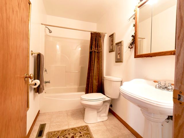 6240 N GUN CLUB Road, Morris, IL 60450