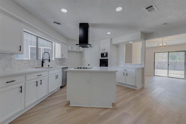 7427 Willow Oak Drive, Baytown, TX 77521