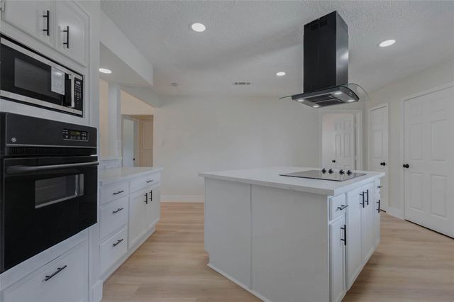 7427 Willow Oak Drive, Baytown, TX 77521