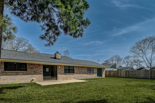 7427 Willow Oak Drive, Baytown, TX 77521