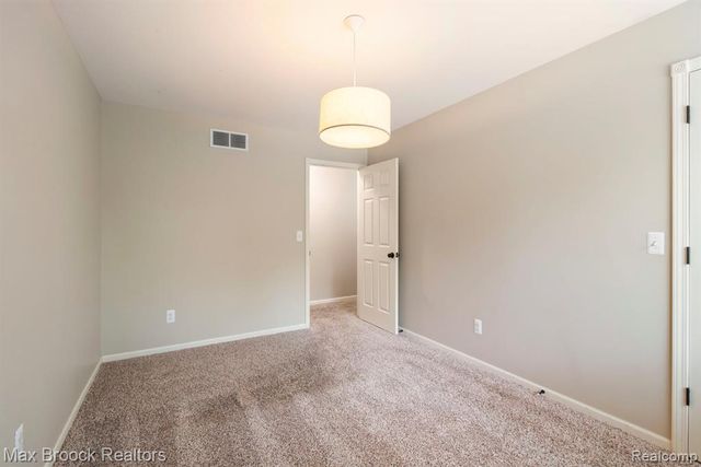 1020 Oregon Boulevard, Waterford, MI 48327