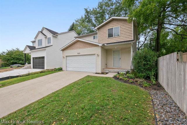1020 Oregon Boulevard, Waterford, MI 48327
