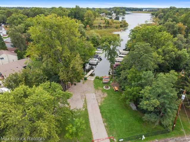 1020 Oregon Boulevard, Waterford, MI 48327