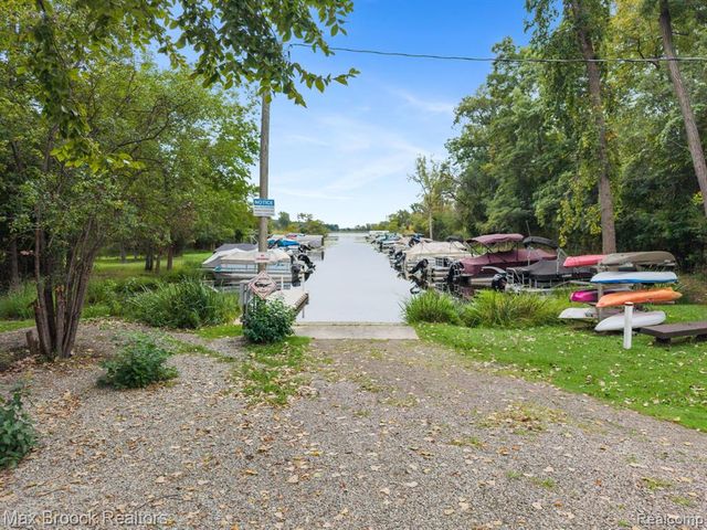 1020 Oregon Boulevard, Waterford, MI 48327