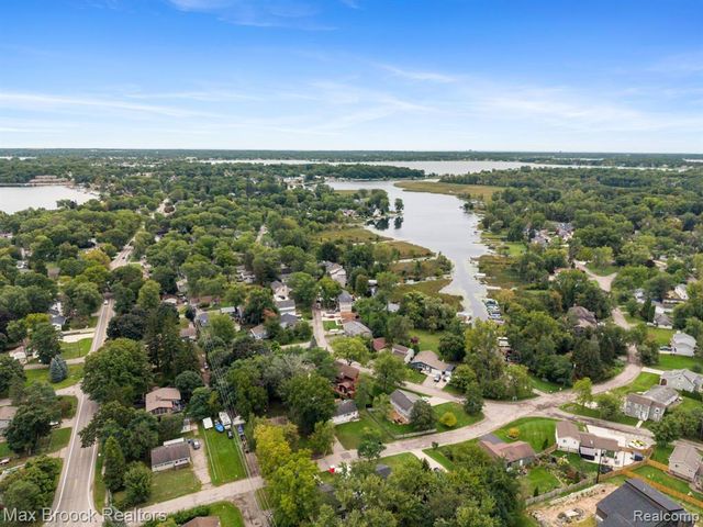 1020 Oregon Boulevard, Waterford, MI 48327