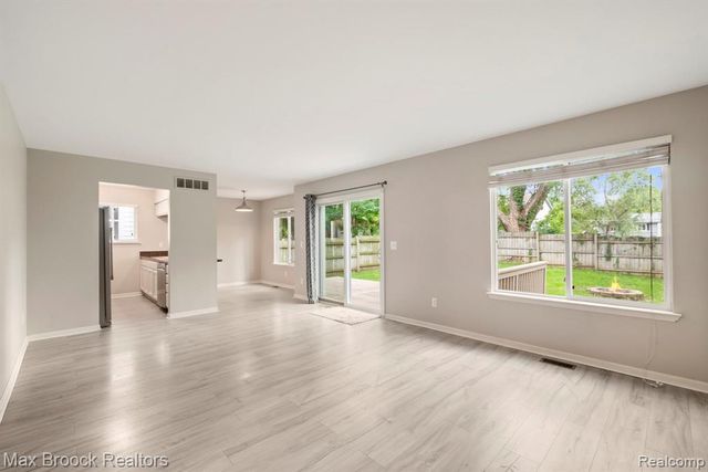 1020 Oregon Boulevard, Waterford, MI 48327