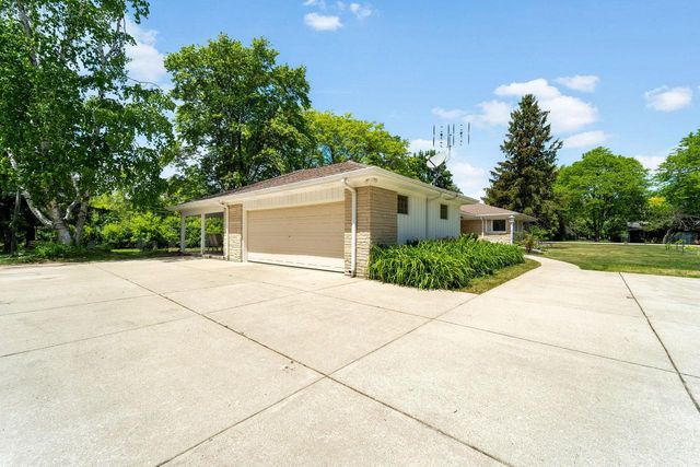 11355 N Rosewood DRIVE, Mequon, WI 53092