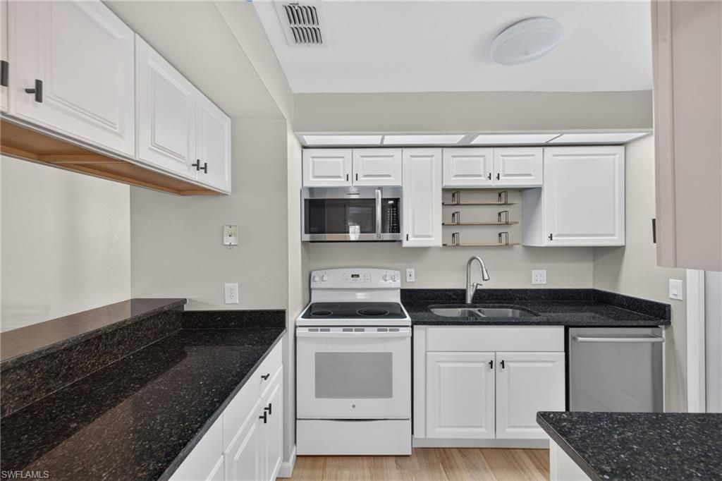 8121 Woods CIR 9, FORT MYERS, FL 33919 — photo 4