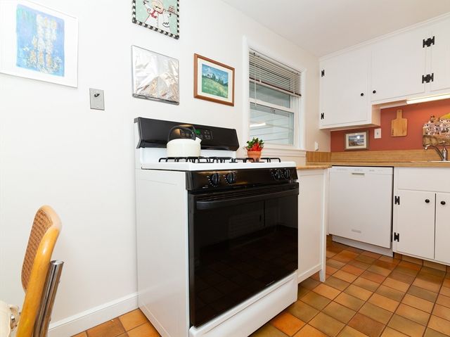 40 Dunster Rd, Framingham, MA 01702