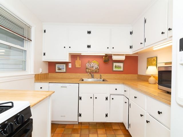 40 Dunster Rd, Framingham, MA 01702
