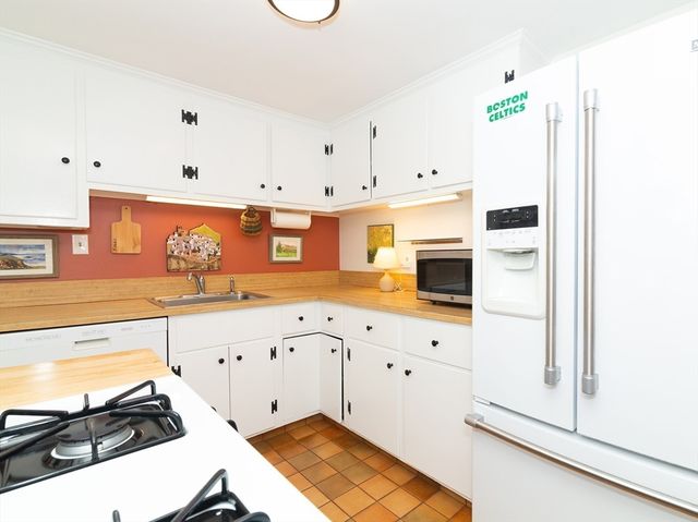 40 Dunster Rd, Framingham, MA 01702