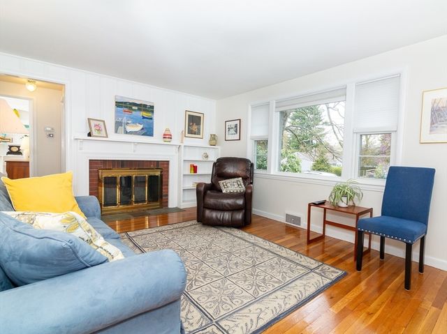 40 Dunster Rd, Framingham, MA 01702