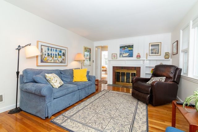 40 Dunster Rd, Framingham, MA 01702