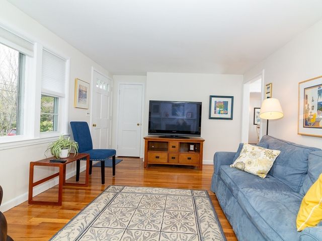 40 Dunster Rd, Framingham, MA 01702