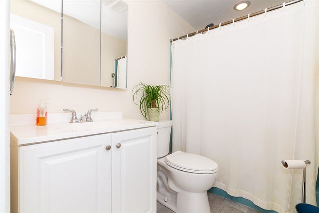 40 Dunster Rd, Framingham, MA 01702