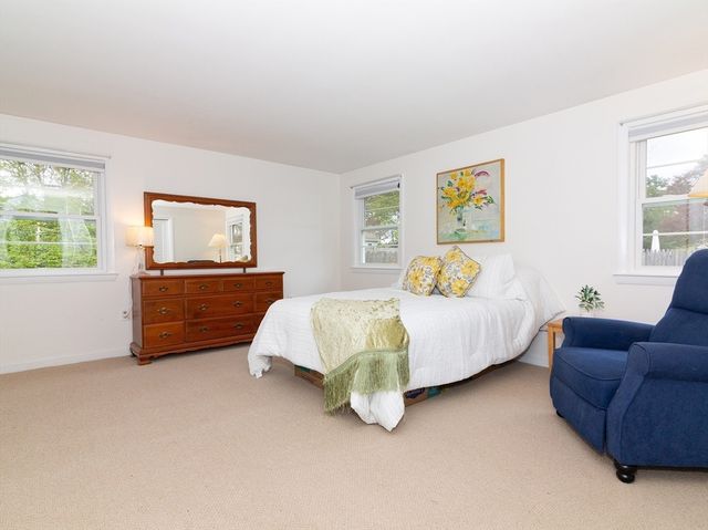 40 Dunster Rd, Framingham, MA 01702