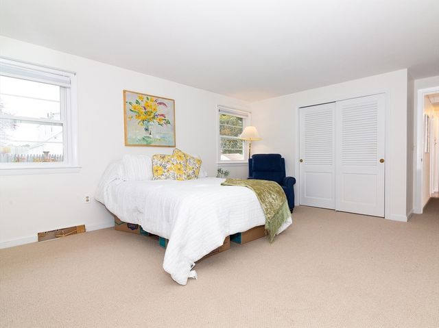 40 Dunster Rd, Framingham, MA 01702
