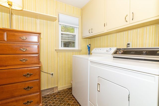 40 Dunster Rd, Framingham, MA 01702