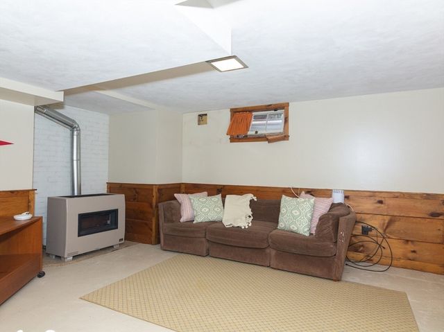 40 Dunster Rd, Framingham, MA 01702
