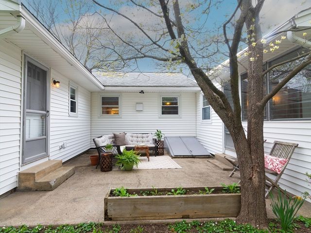 40 Dunster Rd, Framingham, MA 01702