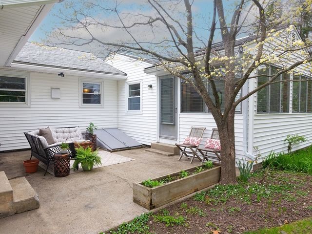40 Dunster Rd, Framingham, MA 01702