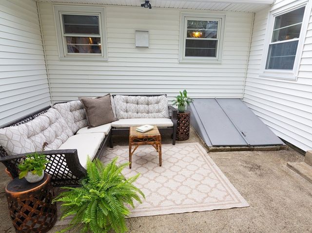 40 Dunster Rd, Framingham, MA 01702