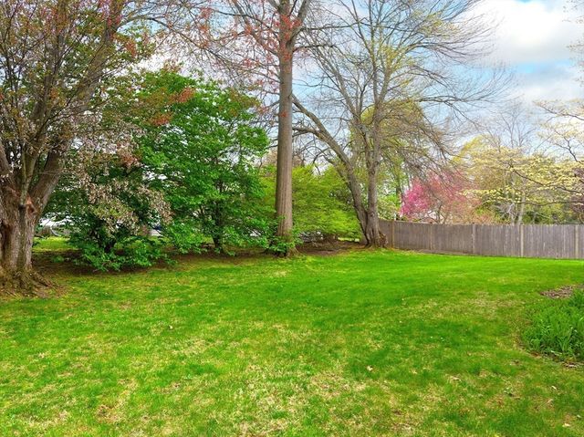 40 Dunster Rd, Framingham, MA 01702