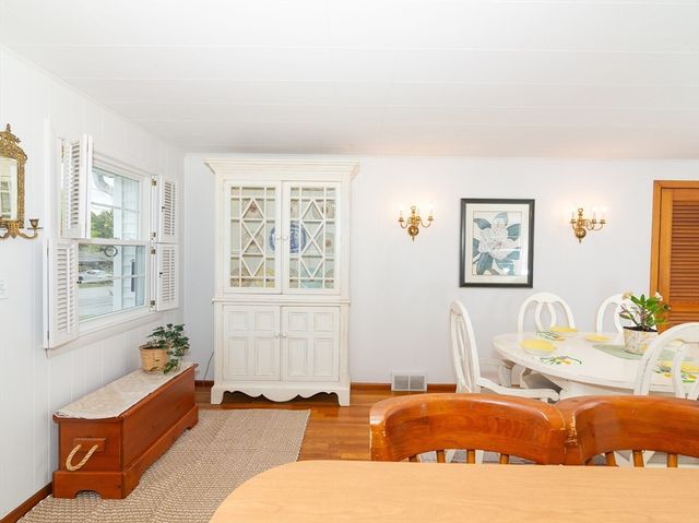 40 Dunster Rd, Framingham, MA 01702