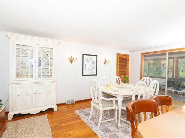 40 Dunster Rd, Framingham, MA 01702