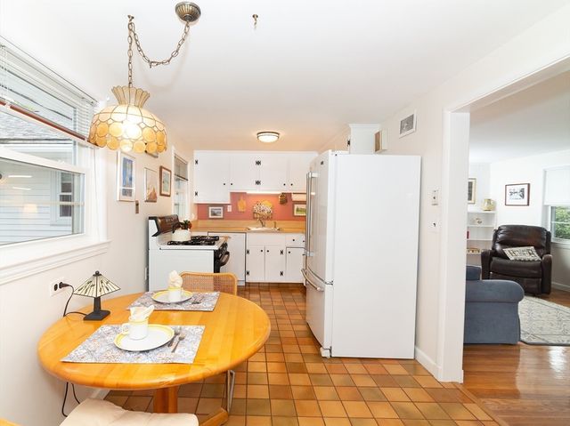 40 Dunster Rd, Framingham, MA 01702