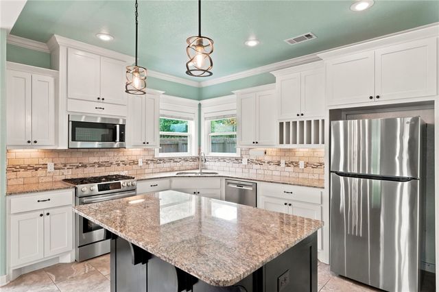 610 S 59th Court, Rogers, AR 72758
