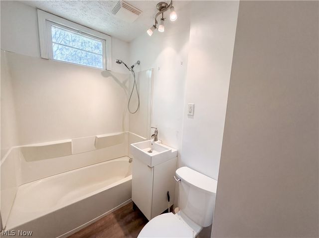 1064 Munroe Falls Kent Road, Kent, OH 44240